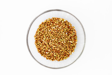 Buchweizenkörner in einer Glasschale