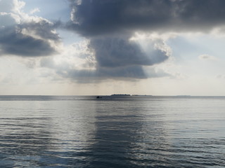 Obraz premium Beautiful Cumulus clouds over the ocean in Maldives
