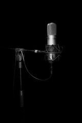 Microphone gris sur fond noir