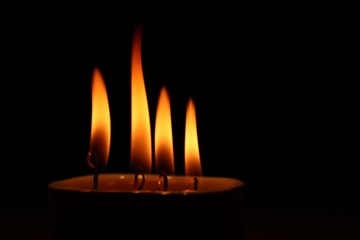 Vier Kerzen im Dunkeln