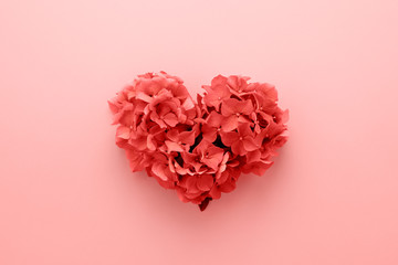 Karte zum Valentinstag. Herzform aus Blumen. Liebessymbol. Living Coral Farbe des Jahres 2019. © Ullalla