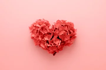 Karte zum Valentinstag. Herzform aus Blumen. Liebessymbol. Living Coral Farbe des Jahres 2019. © Ullalla