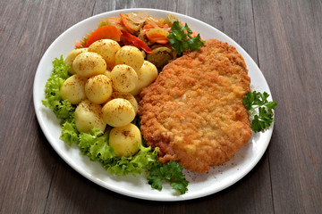 kotlet schabowy z ziemniakami i surówką