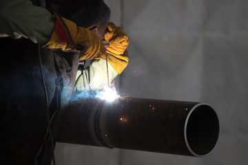 Butt welding underwater pipeline using automatic equipment. Mobile system for welding pipelines. The construction of an underwater gas pipeline. Plasma welding.