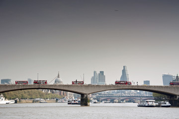 Fototapeta na wymiar Londoner Brücke mit Doppeldeckerbussen und Panoramablick