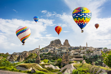 Die große Touristenattraktion von Kappadokien - Ballonfahrt. Kappadokien ist weltweit als einer der besten Orte bekannt, um mit Heißluftballons zu fliegen. Göreme, Kappadokien, Türkei