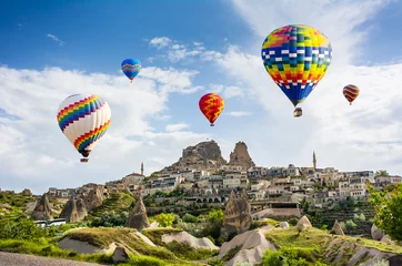 Foto op Aluminium De grote toeristische attractie van Cappadocië - ballonvlucht. Cappadocië staat over de hele wereld bekend als een van de beste plaatsen om met heteluchtballonnen te vliegen. Göreme, Cappadocië, Turkije © olenatur