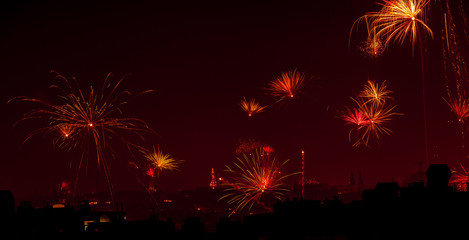 Fireworks over city - Neujahr in einer großen Stadt, bunte Feuerwerke