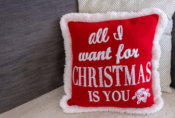 Bonito cojin decorativo, colocado en un sofa durante la navidad