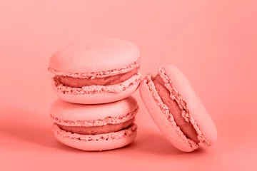 Süßer Mandel-Macaron oder Makronen-Dessert-Kuchen in trendiger Farbe des Jahres 2019 Living Coral Hintergrund. Helle Makrofarbe 16-1546. Minimales Lebensmittelbäckereikonzept. Flach liegender Draufsichtkopierraum © Юлия Завалишина