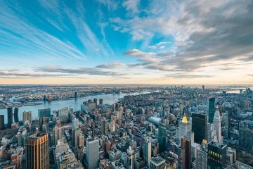 Rolgordijnen View of buildings in Midtown Manhattan and the East River in New York City © jonbilous