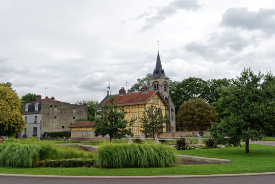 Frankreich - Troyes - Protestantische Kirche & Verkehrskreisel