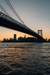 Fototapeta na wymiar The Williamsburg Bridge at sunset, in Brooklyn, New York City