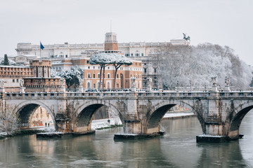 Obraz premium Ponte Sant'Angelo and the Tiber River in the snow, in Rome, Italy