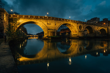 Fototapeta premium Ponte Sisto at night, in Rome, Italy.