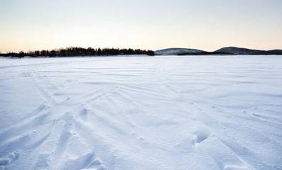 Etendue de neige sur un lac gelé en Laponie finlandaise dans la région d'Ivalo