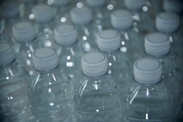 물을 공급하는 작은 플라스틱 병입니다.