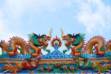 Obraz premium Dragons and swans in Chinese art adorn arches of entrance to the shrine
