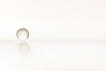 透明感のある白色のガラス玉