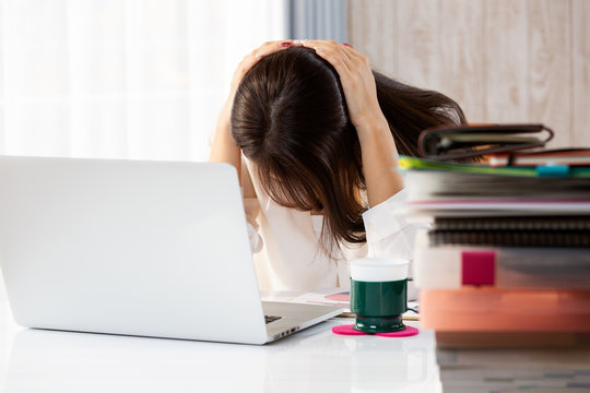 頭を抱えるビジネスウーマン