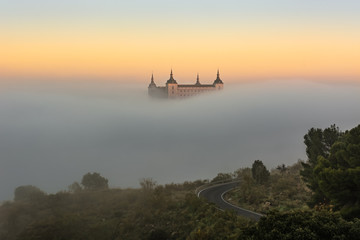 Toledo amanece entre nieblas - obrazy, fototapety, plakaty