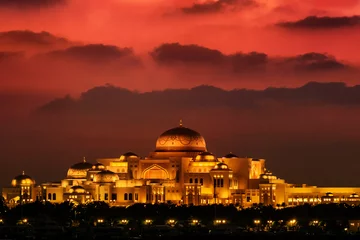 Foto auf Leinwand Schöner Sonnenuntergang über dem Präsidentenpalast der Vereinigten Arabischen Emirate in Abu Dhabi. Im Hintergrund sehen die Wolken aus wie Berge. © mezzotint_fotolia