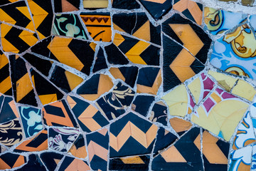 Fototapeta na wymiar Carrelage mosaïque au parc Güell Barcelone, arrière plan coloré