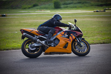 Moto-athlete begins to race on the racetrack.