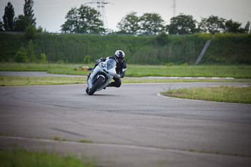 Obraz premium Motorcyclist enters a turn.