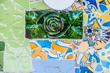 Carrelage mosaïque au parc Güell Barcelone, arrière plan coloré