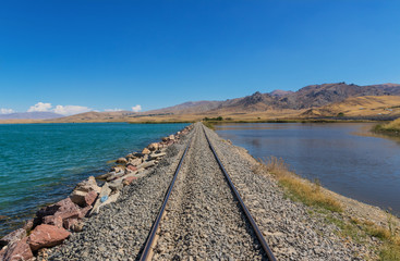 Obraz premium Lake Van, Turkey - on the high plain between Ararat, Iraq and Iran, an amazing display of nature and colors, and railways that seem to lead to nowhere