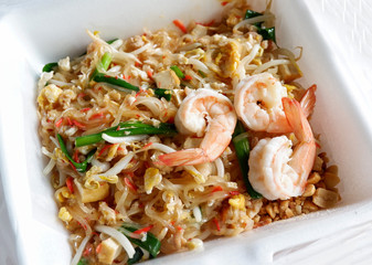 pad thai noodles shrimp / stir fried noodles with bean sprouts egg spring onion and shrimp