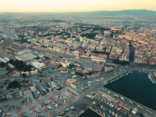 サルデーニャ島のカリアリ港の街並み