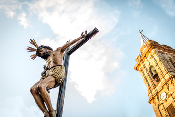 Semana Santa en Sevilla y Huelva Andalucía Costaleros y costales metidos en el paso sacando al cristo