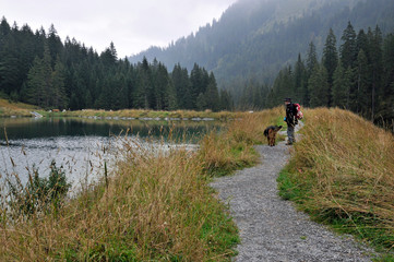 wanderer im kleinwalsertal am herzseeufer