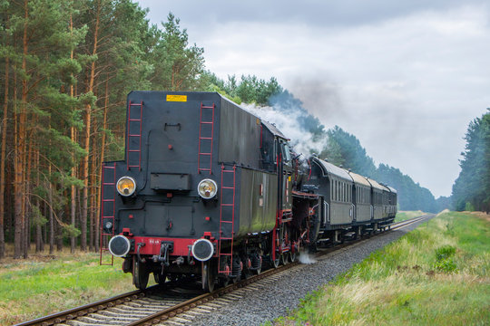 Parow&oacute;z z klasycznym pociągiem