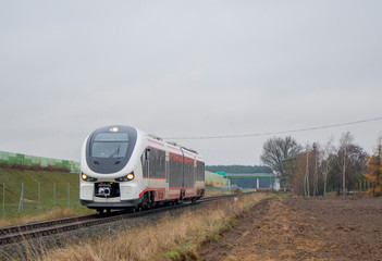 Szynobus pędzi wzdłuż drogi ekspresowej © Erap2