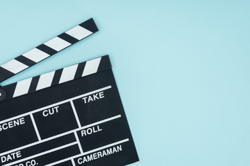 Obraz premium otworzył clapperboard czarny film na białym tle na niebiesko