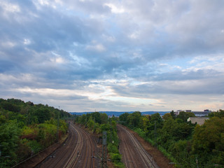 Fototapeta na wymiar Eisenbahngleise und ein bewölkter Himmel
