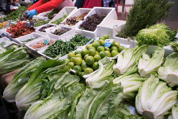 Frutas y verduras en el mercado - obrazy, fototapety, plakaty