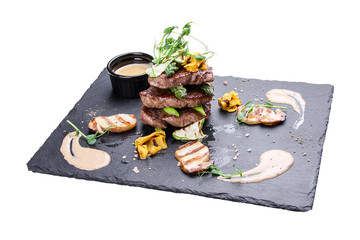 Medallions of veal with asparagus and white mushrooms