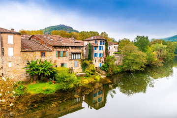 Fototapeta na wymiar vallée de l'Aveyron à Saint-Antonin-Noble-Val, Occitanie, France