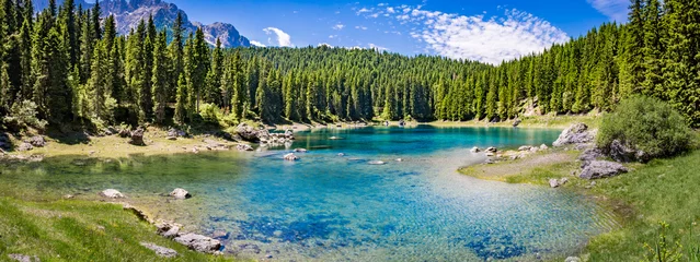 Selbstklebende Fototapete Panoramafotos blaues Bergseepanorama