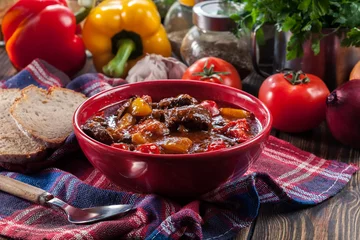 Crédence de cuisine en verre imprimé Plats de repas Traditional Hungarian beef goulash