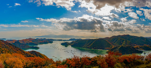 秋の夕立受山頂上から望む瀬戸内海の牡蠣いかだと日生諸島