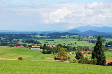 Fototapeta na wymiar Blick von Oy Mittelberg auf das sommerliche Alpenvorland bei Füssen 