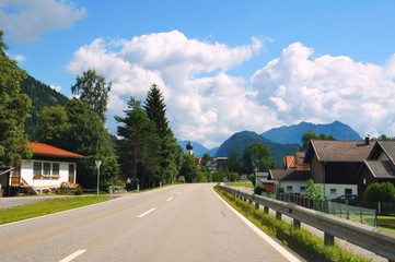 Fototapeta na wymiar Strasse durch Weißenbach am Lech in Österreich nahe der deutschen Grenze bei Füssen 