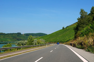 Bundestrasse 53 gegenüber von Reil an der Mosel im Sommer
