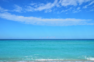 Obraz premium line of the ocean, small waves, horizon, endless distance, against the sky covered with clouds