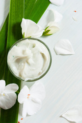 Obraz na płótnie Canvas Cosmetic cream white flower
